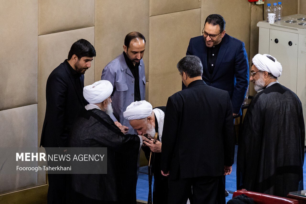 عکس | بوسیدن دست احمد جنتی در حاشیه افتتاحیه مجلس خبرگان
