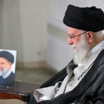 عکس | تصویری قدیمی از رهبر انقلاب در کنار قاب عکس آیت‌الله بهشتی پس از ترور