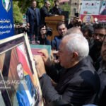 عکس | گریه ظریف در کنار تابوت امیرعبداللهیان