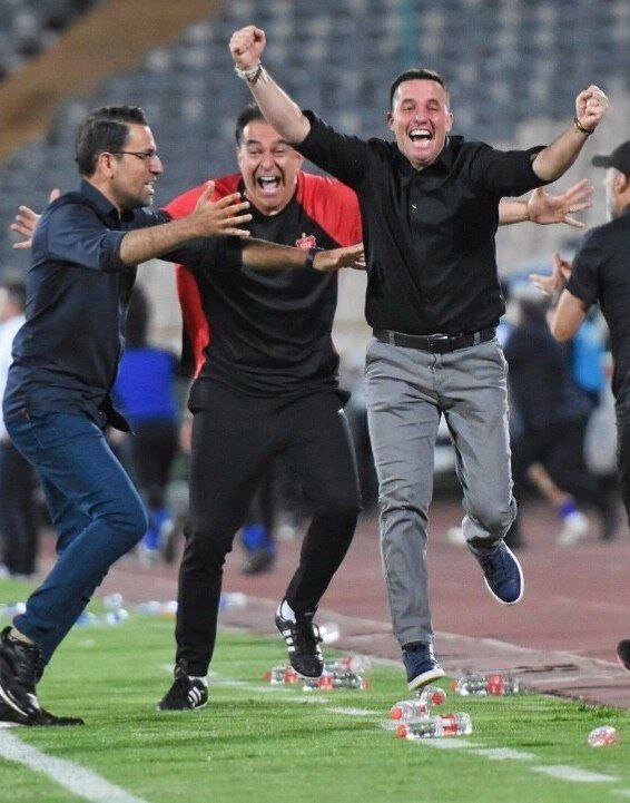 عکس | خوشحالی دیوانهوار اوسمار ویرا پس از گل چهارم پرسپولیس عکس | خوشحالی دیوانهوار اوسمار ویرا پس از گل چهارم پرسپولیس