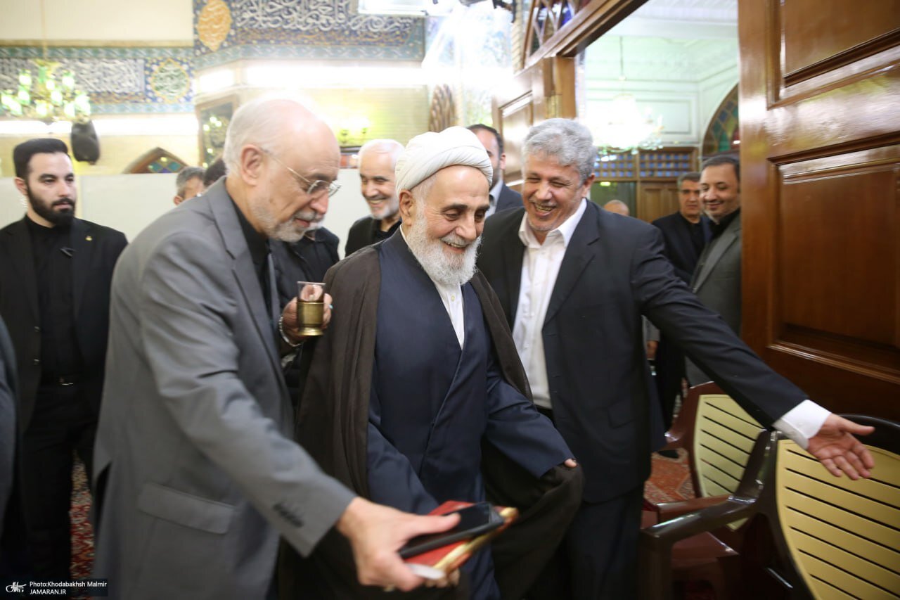 عکس | چهره خندان مهدی هاشمی و ناطق نوری در مراسم چهلم همسر مهرعلیزاده