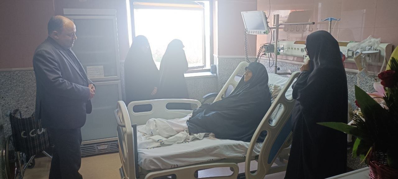 عکس | مادر محافظ شهید رئیسی بستری شد؛ تصویری تلخ از مادر شهید موسوی روی تخت بیمارستان