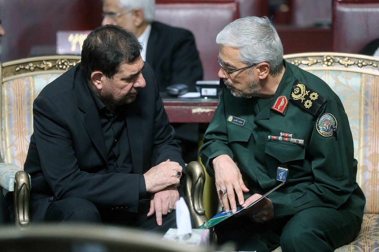 عکس | گفتگوی خصوصی مخبر با سرلشکر باقری در حاشیه جلسه مجمع تشخیص