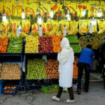 ببینید | لحظه سرقت موبایل از مغازه میوه‌فروشی در مشهد
