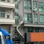 ببینید/ روند انتقال اشیا از طبقات بالایی یک ساختمان چند طبقه در چین