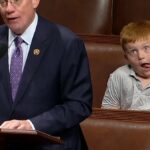 ببینید / شیطنت پسر خردسال نماینده کنگره آمریکا هنگام سخنرانی پدرش