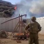 ببینید / استفاده سربازان اسرائیلی از منجنیق برای آتش زدن اراضی لبنانی