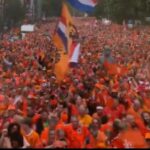 ببینید/  شور و حال دیدنی هواداران هلند در خیابان‌های هامبورگ