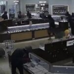 ببینید / دزدی گروهی از جواهرفروشی در کالیفرنیا جنجالی شد