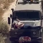 ببینید / سپر انسانی؛ سربازان اسرائیلی مرد زخمی فلسطینی را روی کاپوت خودروی زرهی خود بستند