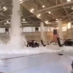 ببینید / اختلال در سیستم اطفای حریق پایگاه گارد ملی امریکا و آزاد شدن صد‌ها گالن از فوم (کف) آتش‌نشانی به درون سوله‌ها