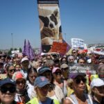 (تصاویر) تظاهرات هزاران نفر در استانبول در مخالفت با طرح سگ کُشی اردوغان
