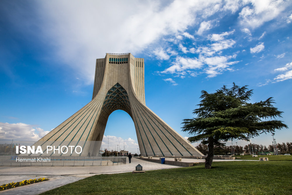 عکس | تصویری عجیب از یک شهربازی سیار در کنار میدان آزادی! عکس | تصویری عجیب از یک شهربازی سیار در کنار میدان آزادی!