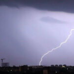 ببینید | لحظه وقوع رعد و برق سهمگین در آسمان تهران