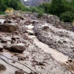 بببنید | تصویری از یک خودروی له‌شده در سیل جاده چالوس