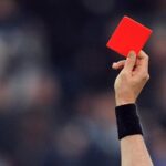 ببینید | لحظه اخراج دروازه بان پیکان مقابل استقلال؛ علت چه بود؟