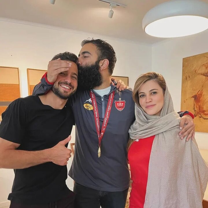 کیوان ساکت اف و همسرش شیدا خلیقدر منزل سروش رفیعی پس از قهرمانی پرسپولیس