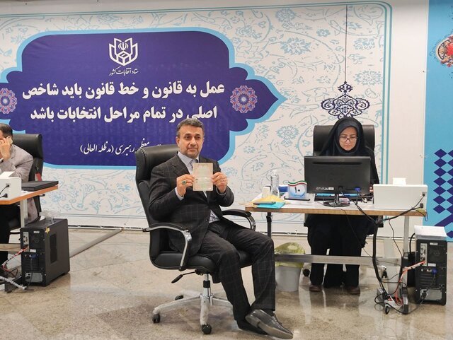 عکس | موبایل آمریکایی در دست کاندیدا انتخابات ریاست جمهوری ایران عکس | موبایل آمریکایی در دست کاندیدا انتخابات ریاست جمهوری ایران