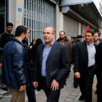 ببینید | قالیباف با پای پیاده به سمت تالار وزارت کشور؛ شعار «رئیس جمهورمه» توسط هواداران