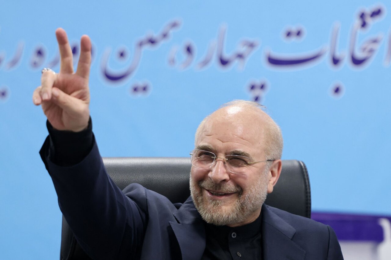 عکس | وقتی قالیباف ژست پیروزی گرفت؛ تصویر متفاوت در ستاد انتخابات وزارت کشور
