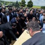 عکس |  اولین سفر رئیس جمهور اسبق افغانستان بعد از روی کار آمدن طالبان؛ تصاویری از مراسم خاکسپاری برادر حامد کرزی