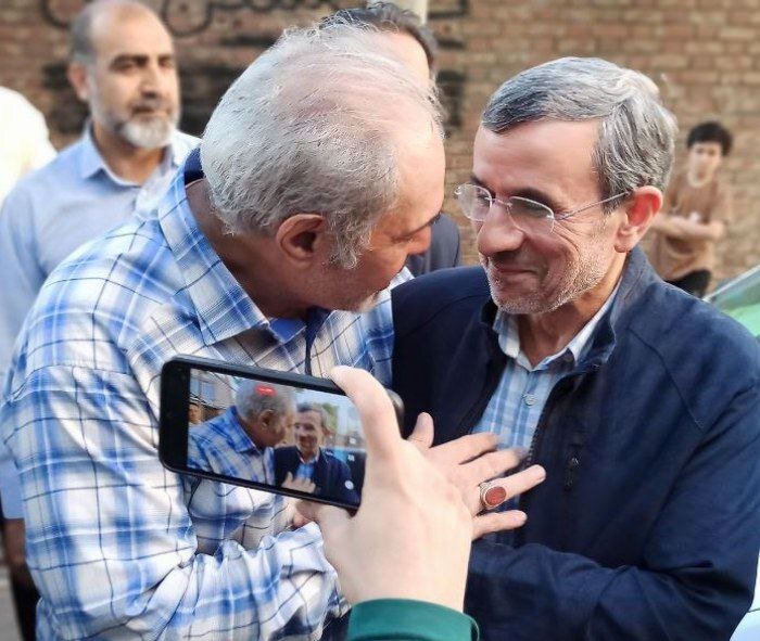 عکس | تصاویری از سلفی گرفتن با احمدی نژاد در خیابان