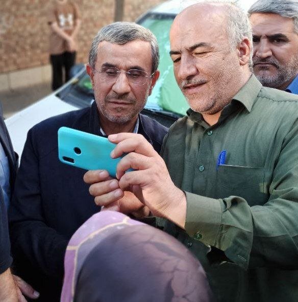 عکس | تصاویری از سلفی گرفتن با احمدی نژاد در خیابان