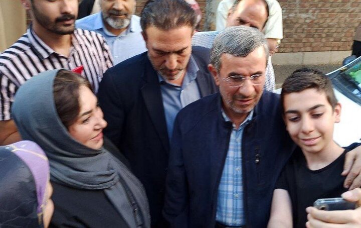 عکس | تصاویری از سلفی گرفتن با احمدی نژاد در خیابان