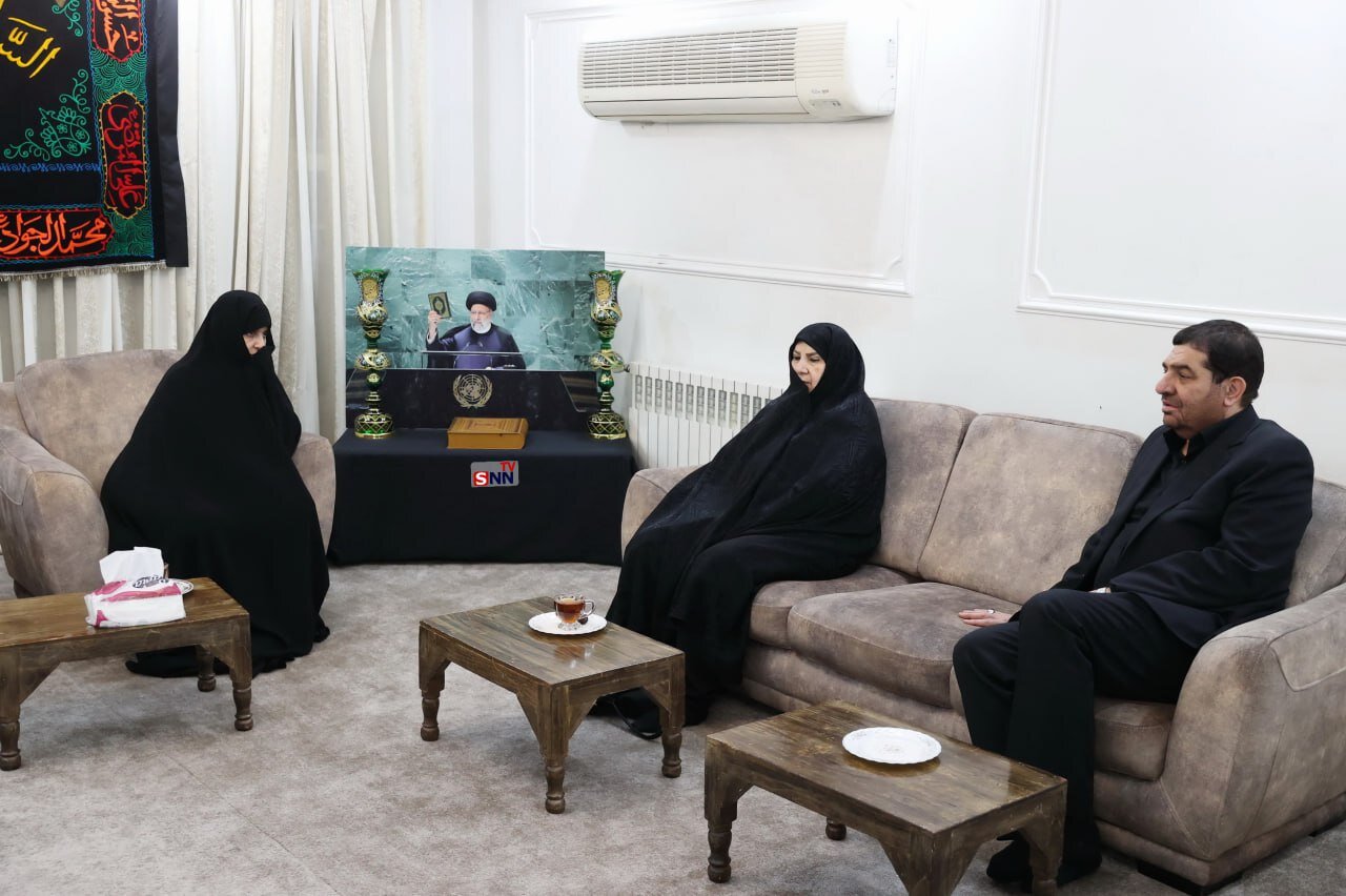 عکس | تصویری جالب از شهید رئیسی در گوشه خانه جمیله علمالهدی؛ دیدار مخبر با خانواده رئیس جمهور فقید عکس | تصویری جالب از شهید رئیسی در گوشه خانه جمیله علمالهدی؛ دیدار مخبر با خانواده رئیس جمهور فقید