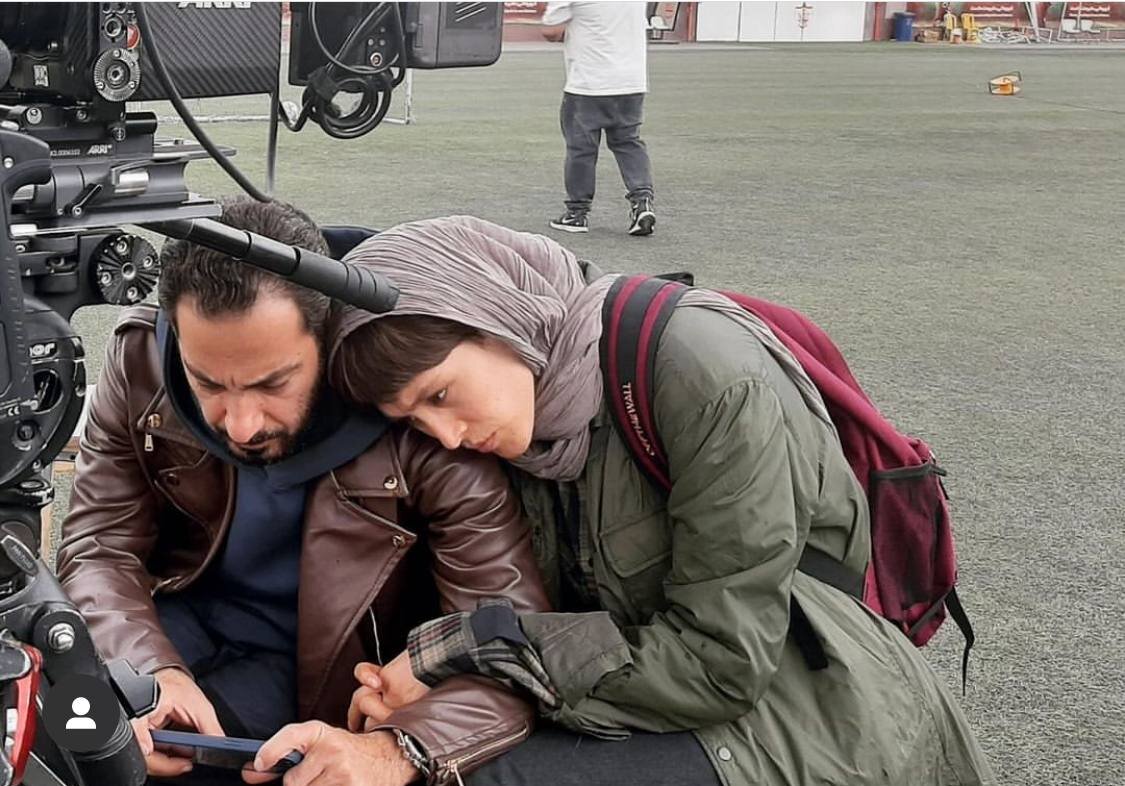 عکس | ژست عاشقانه بازیگر زن دست‌دردستِ بازیگر مرد ایرانی در پشت صحنه