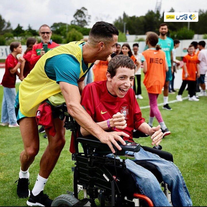 تصاویر میزبانی رونالدو از هواداران کم سن و سال | اقدام زیبای رونالدو با هوادار معلول