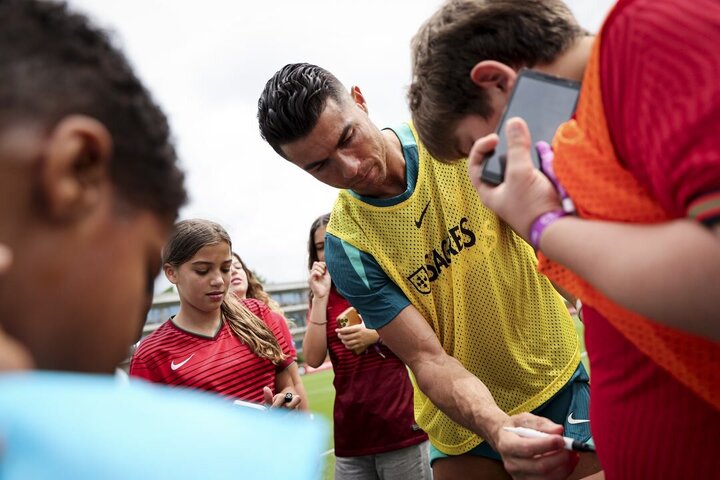 تصاویر میزبانی رونالدو از هواداران کم سن و سال | اقدام زیبای رونالدو با هوادار معلول