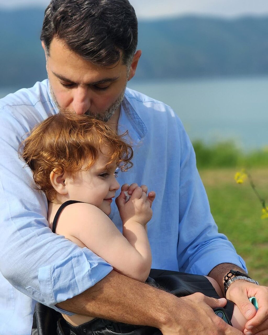 عکس | تصاویری جالب از یک کودک در آغوش علی ضیا؛ ذوق آقای مجری! عکس | تصویر جالب یک کودک در آغوش علی ضیا؛ ذوق آقای مجری!