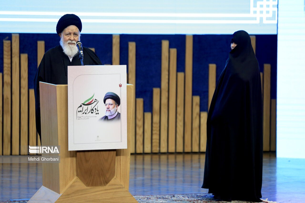 عکس | دختر رئیسی در کنار پدربزرگش علمالهدی در مراسم تجلیل از رئیس جمهور فقید