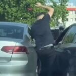 ببینید | حمله وحشیانه مرد جوان با چاقو در پی دعوای خیابانی با یک راننده