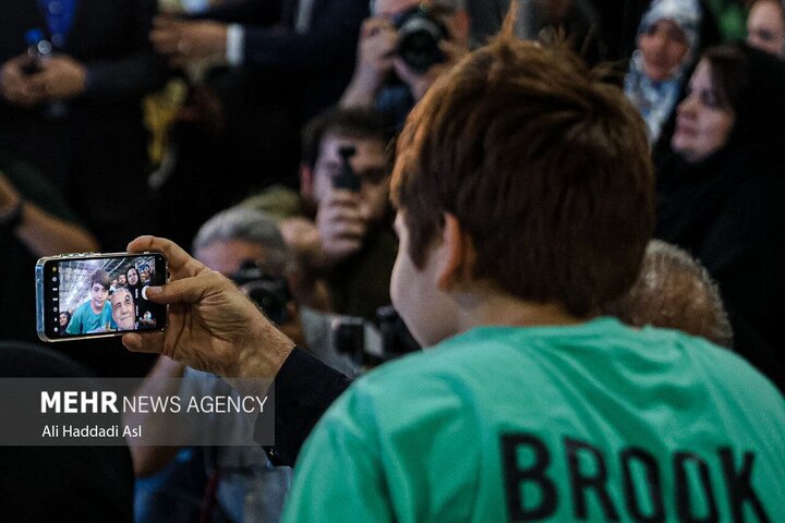 مسعود پزشکیان هنگام سلفی گرفتن از خودش و هوادارانش