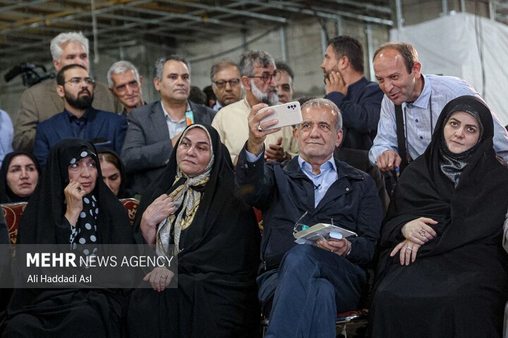 مسعود پزشکیان هنگام سلفی گرفتن از خودش و هوادارانش