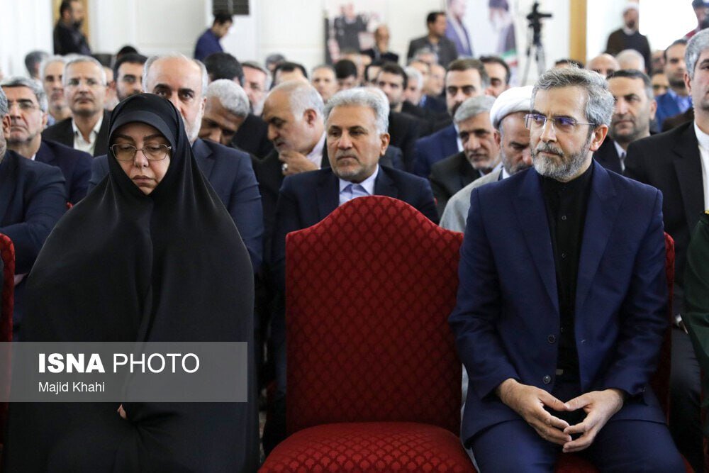 عکس | تصویری جدید از همسر شهید امیرعبداللهیان در وزارت  خارجه کنار علی باقری