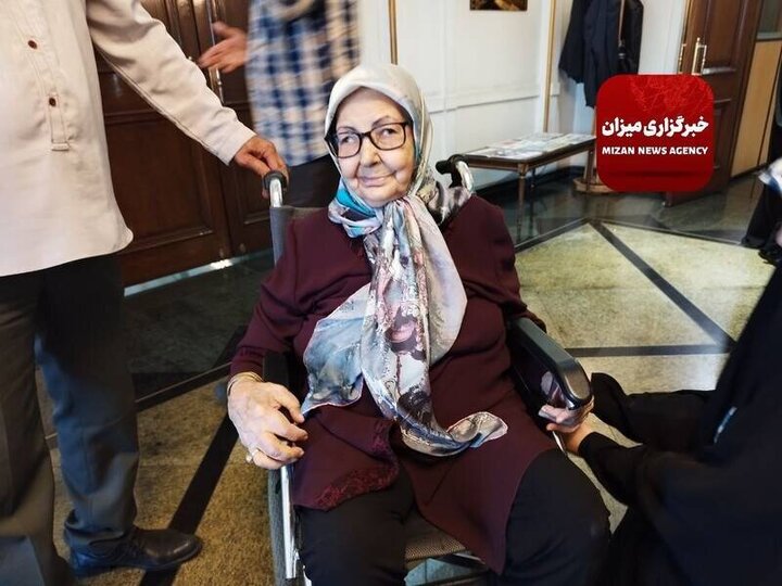 استقبال مادر حمید نوری در فرودگاه از پسرش