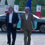 ببینید | ورود تبلیغاتی زاکانی به صداوسیما با تاکسی برقی جدید تهران برای حضور در مناظره انتخاباتی
