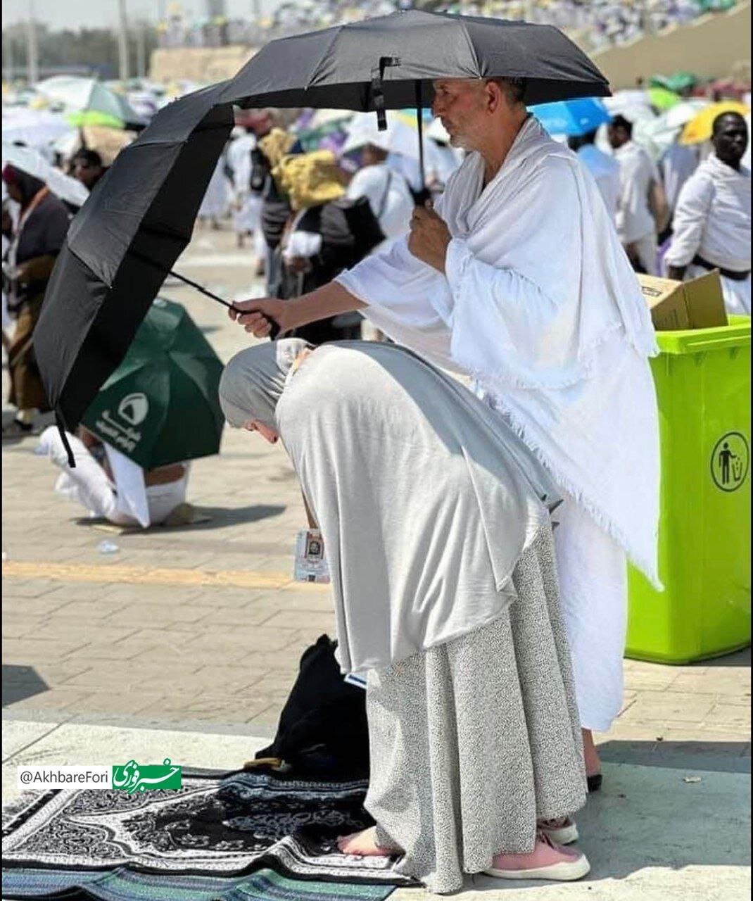 عکس | اقدام تحسین‌برانگیز یک زائر خانه خدا برای همسرش در مراسم حج امسال