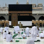 عکس | اقدام تحسین‌برانگیز یک زائر خانه خدا برای همسرش در مراسم حج امسال