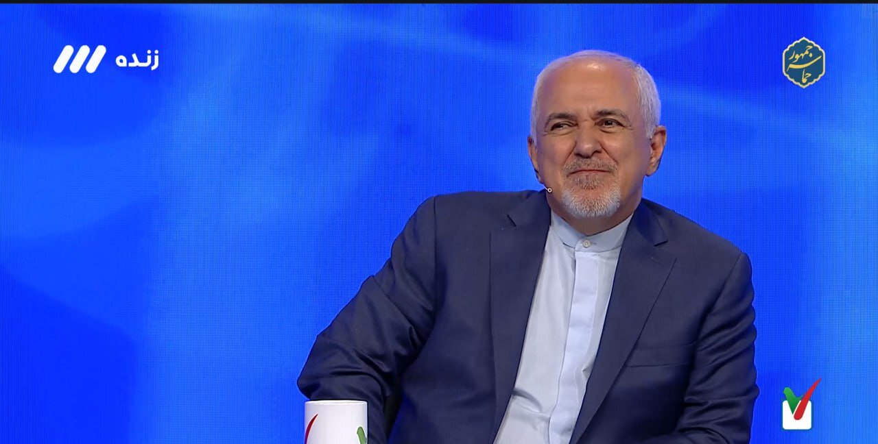 عکس | خندههای ظریف در مواجهه با انتقادهای مداوم کارشناس برنامه صداوسیما از برجام