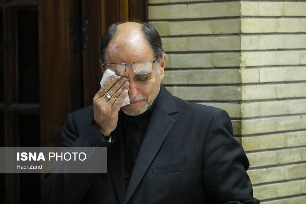 عکس | چهره گریان حقانیان در مراسم یادبود مادرش عکس | چهره گریان حقانیان در مراسم یادبود مادرش