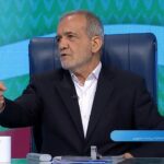 ببینید | گفتگوی صمیمی مردم با پزشکیان در فرودگاه اصفهان