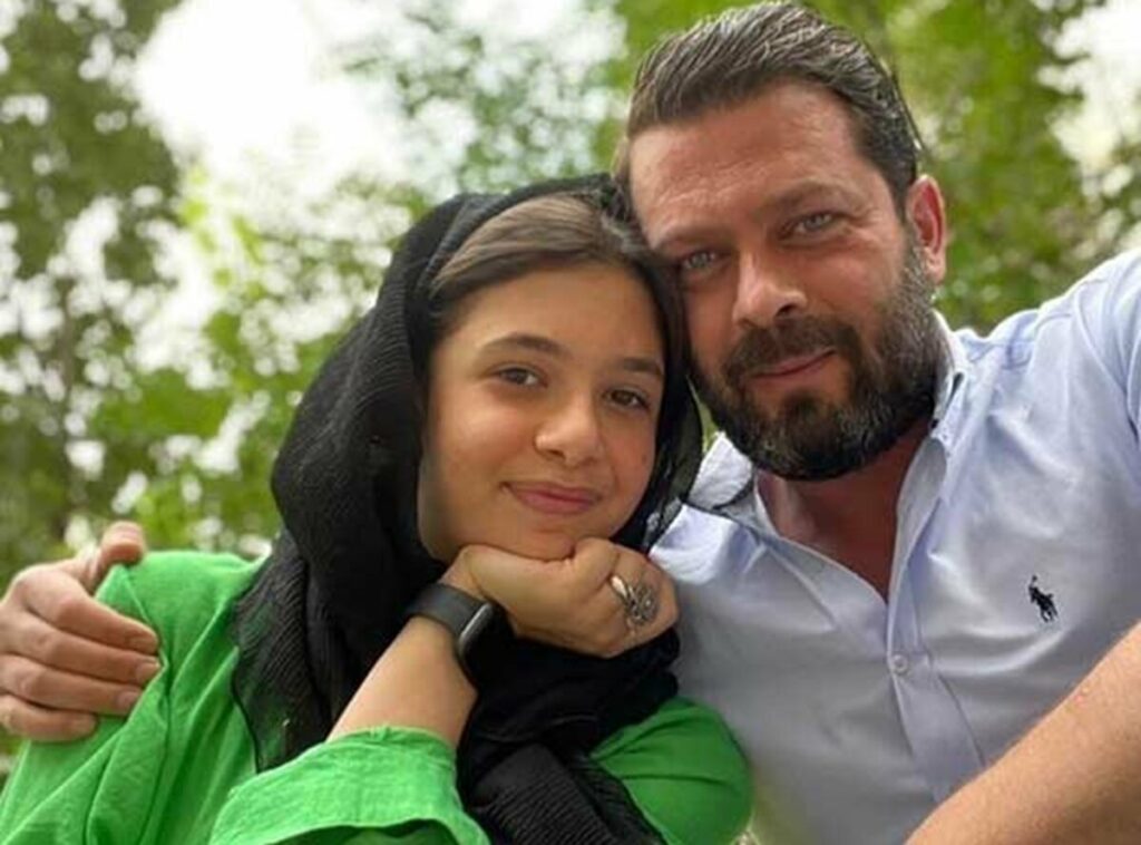 ببینید | حضور عجیب دختر جوانِ آقای بازیگر با ۴ محافظ؛ مراقبت از نفس در بین مردم! ببینید | حضور عجیب دختر جوانِ آقای بازیگر با ۴ محافظ؛ مراقبت از نفس در بین مردم!