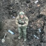 ببینید | لحظه دلخراش کشتن یک سرباز روسی توسط هم‏‌قطارش پس از مجروحیت با مین اوکراینی!