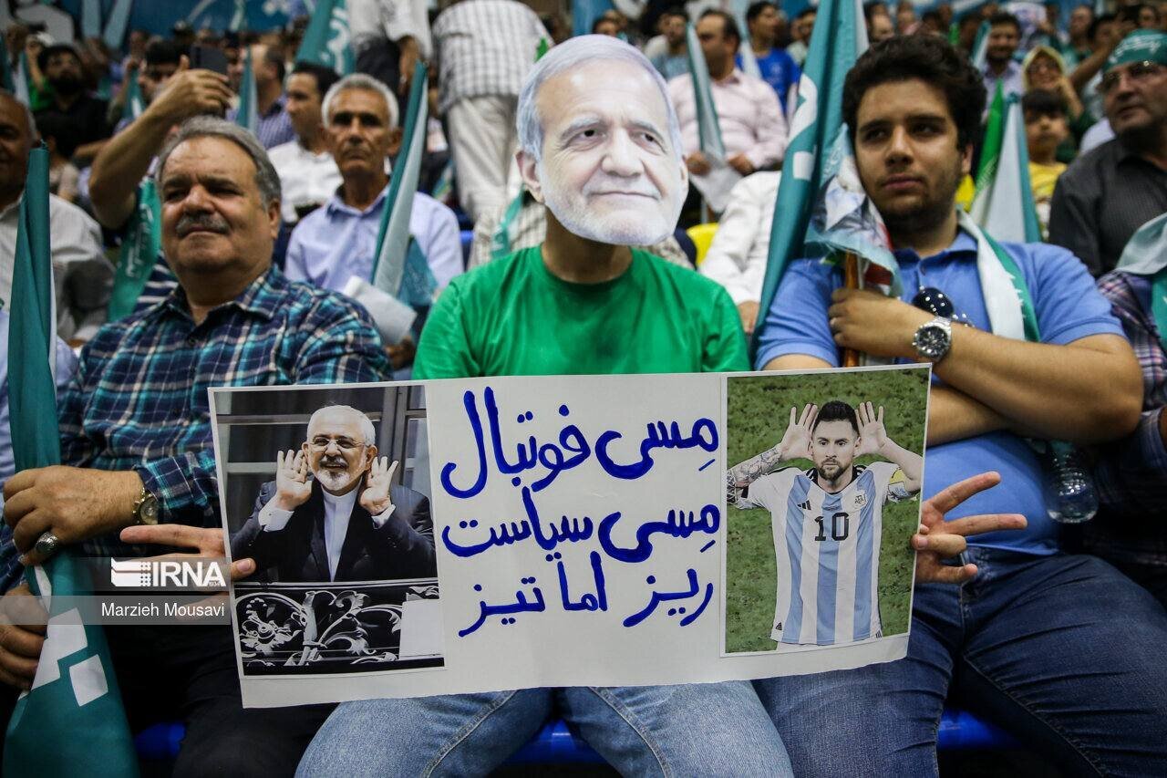 عکس | شبیه‌سازی جواد ظریف با لیونل مسی در همایش انتخاباتی پزشکیان