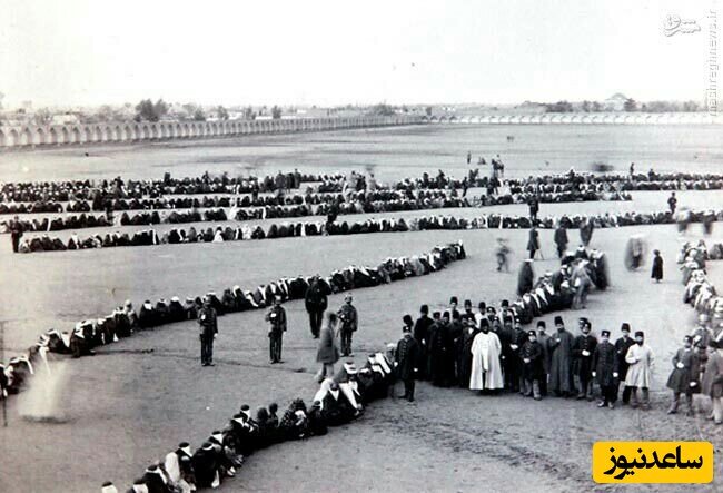 عکس | صف طولانی زنان برای دیده و پسندیده شدن در حرمسرا توسط ناصرالدین شاه عکس | صف طولانی زنان برای دیده و پسندیده شدن در حرمسرا توسط ناصرالدین شاه