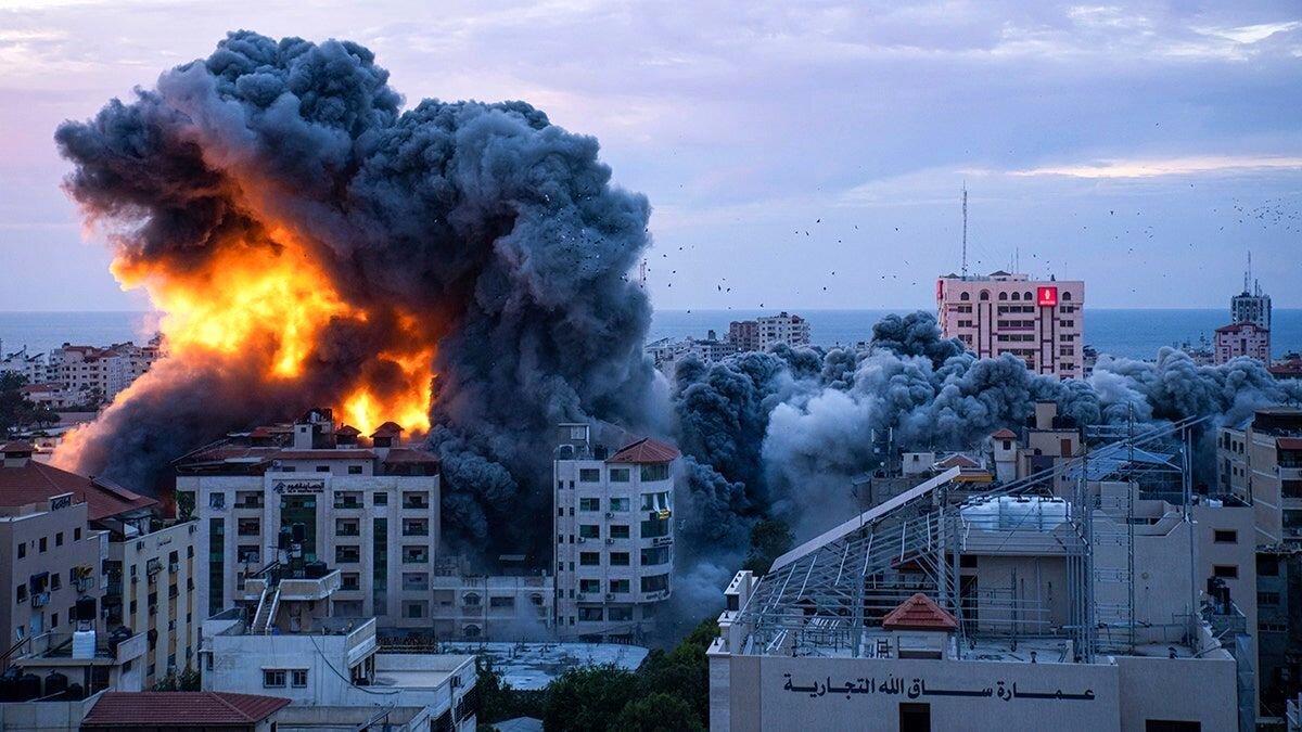 ببینید | لحظه هدف قرار دادن ساختمان مسکونی در غزه توسط جنگنده‌های اسرائیل